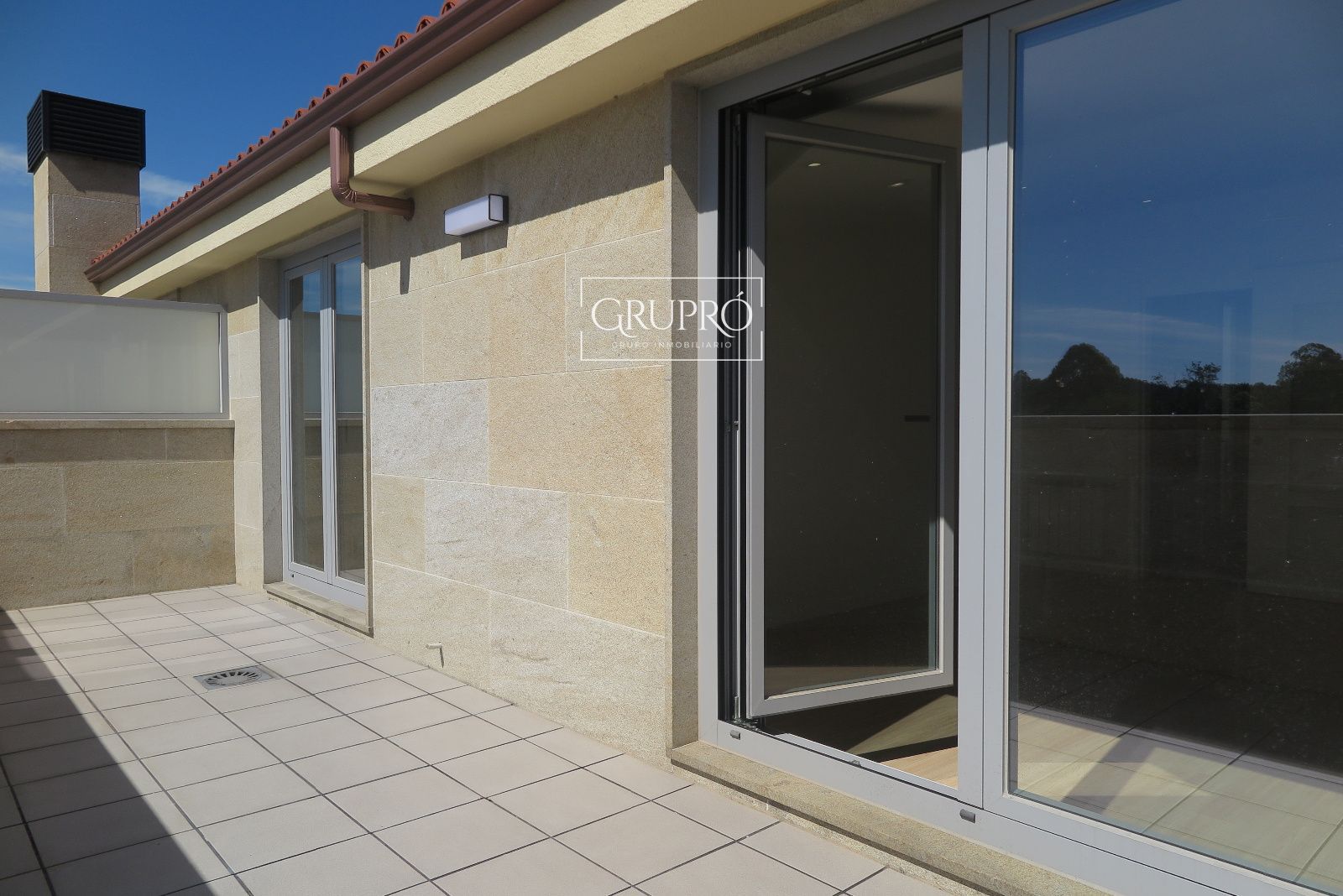Ático de 1 dormitorio, con terraza de 14 metros cuadrados y orientación oeste (sol de tarde)