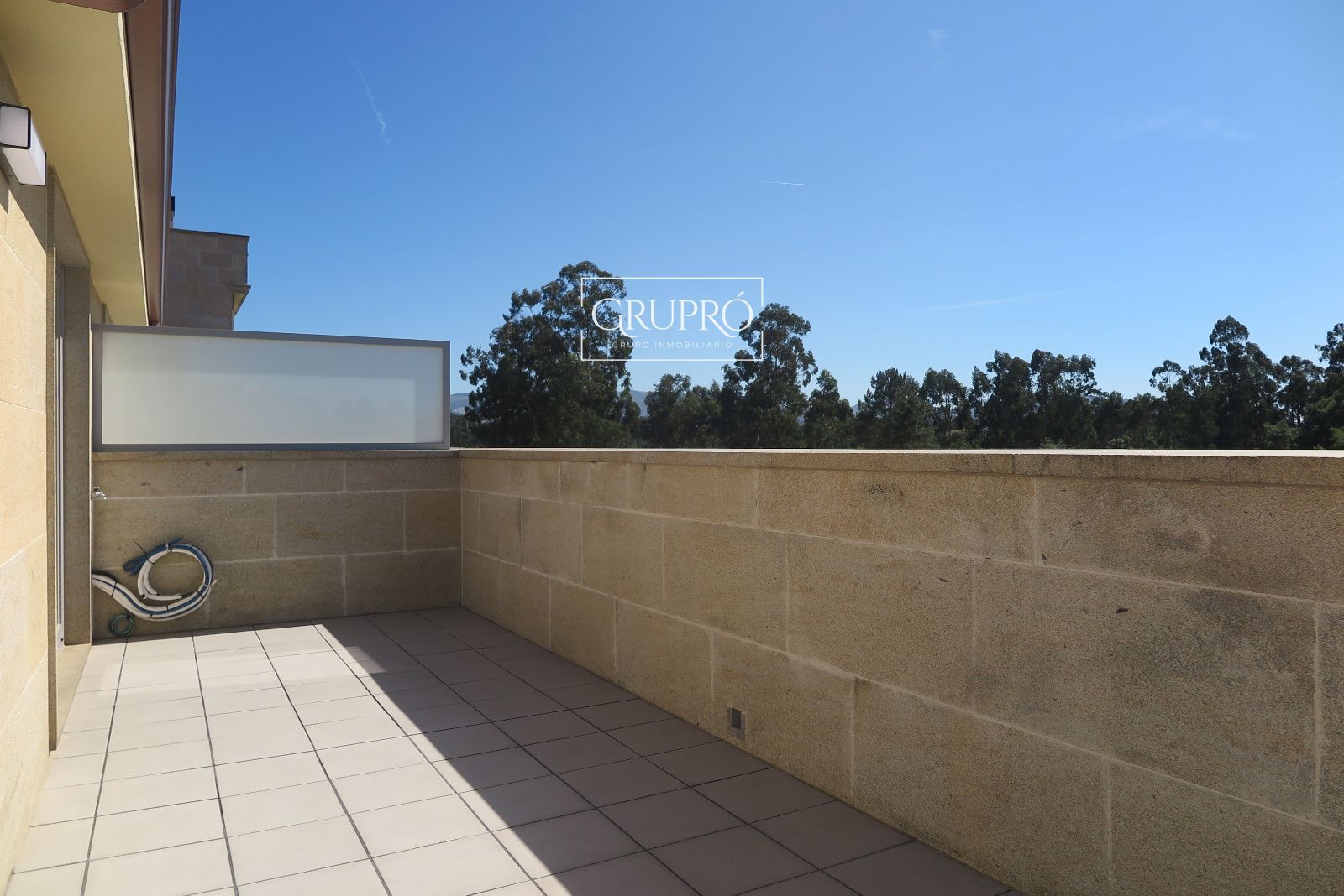 Ático de 1 dormitorio, con terraza de 14 metros cuadrados y orientación oeste (sol de tarde)