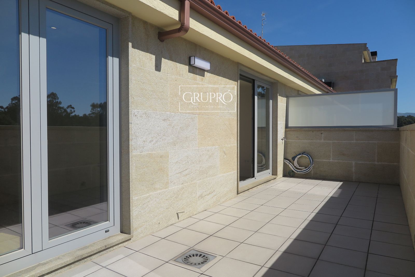 Ático de 1 dormitorio, con terraza de 14 metros cuadrados y orientación oeste (sol de tarde)