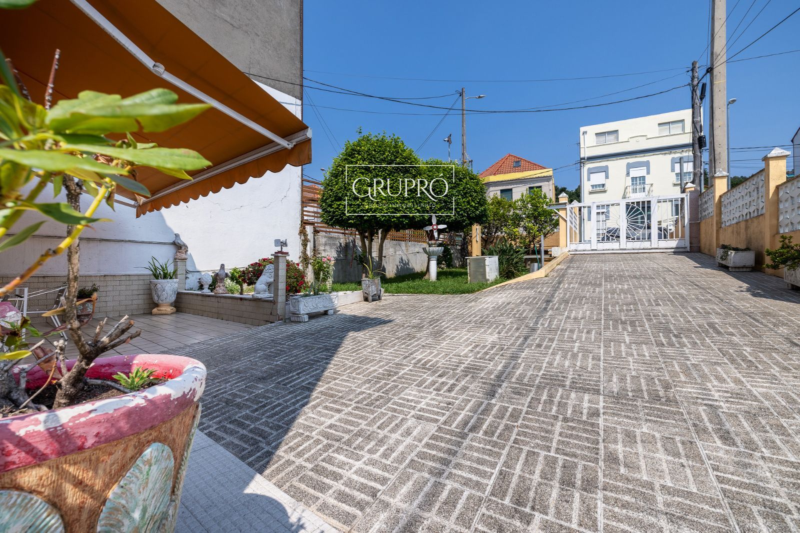 CASA EN VENTA EN VIGO CON TODOS LOS SERVICIOS DE PRIMERA NECESIDAD A MANO