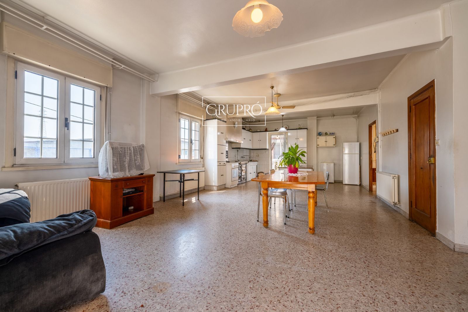 CASA EN VENTA EN VIGO CON TODOS LOS SERVICIOS DE PRIMERA NECESIDAD A MANO