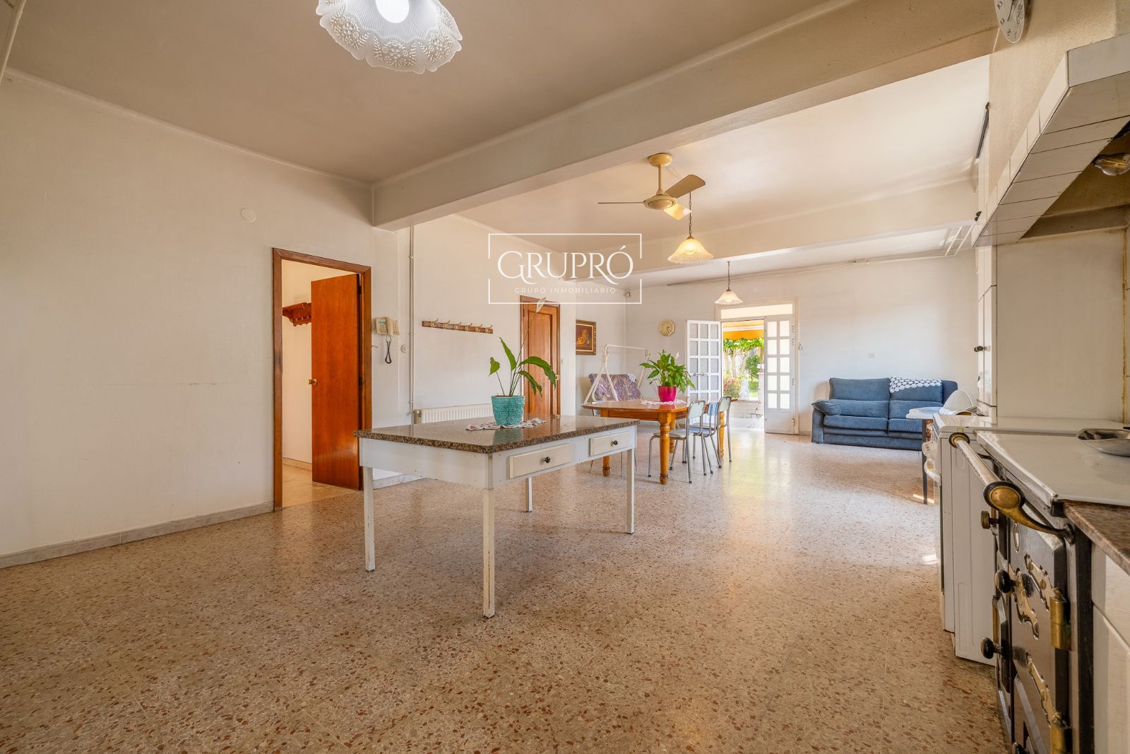CASA EN VENTA EN VIGO CON TODOS LOS SERVICIOS DE PRIMERA NECESIDAD A MANO