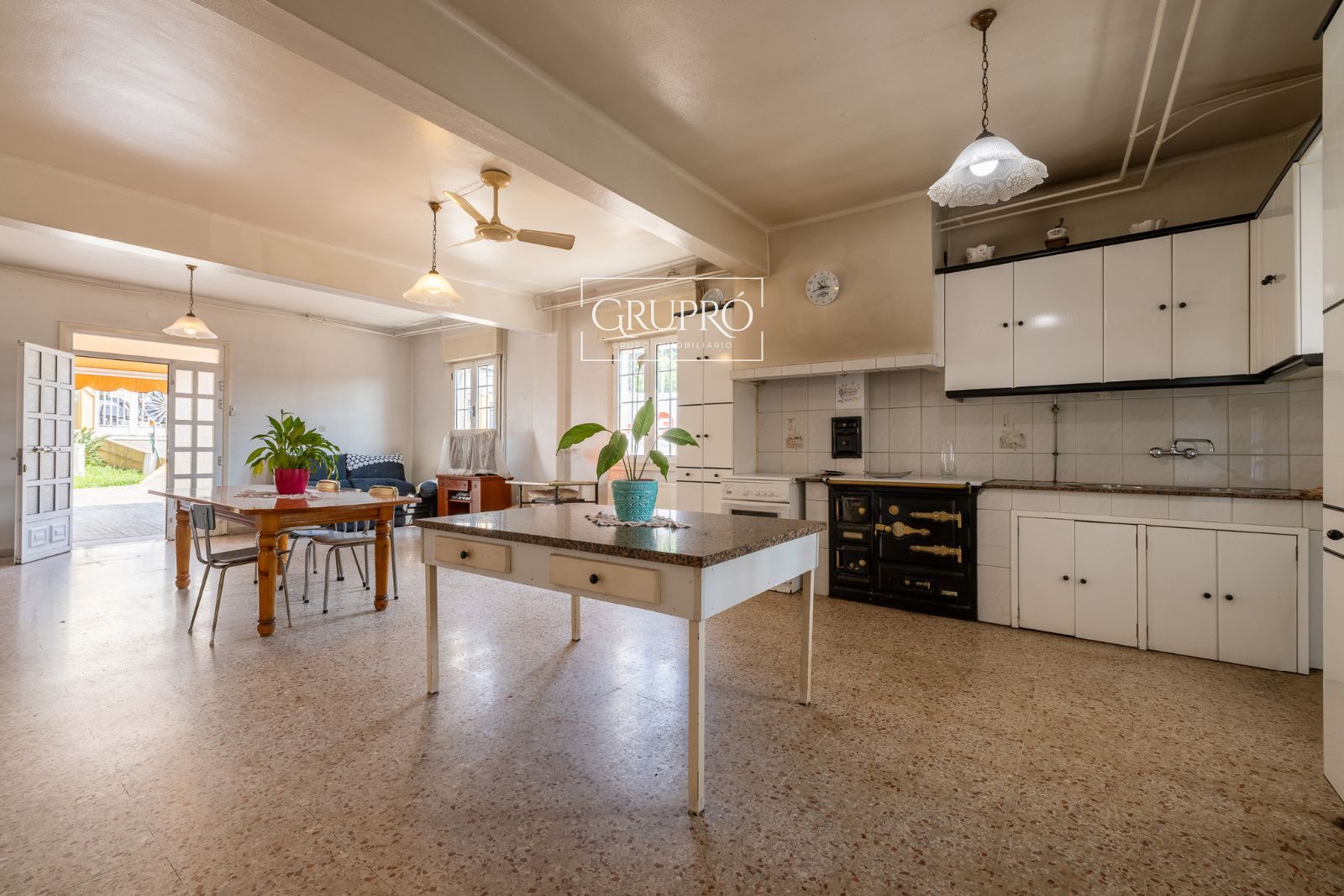 CASA EN VENTA EN VIGO CON TODOS LOS SERVICIOS DE PRIMERA NECESIDAD A MANO