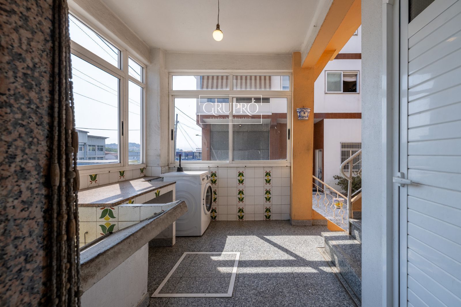 CASA EN VENTA EN VIGO CON TODOS LOS SERVICIOS DE PRIMERA NECESIDAD A MANO