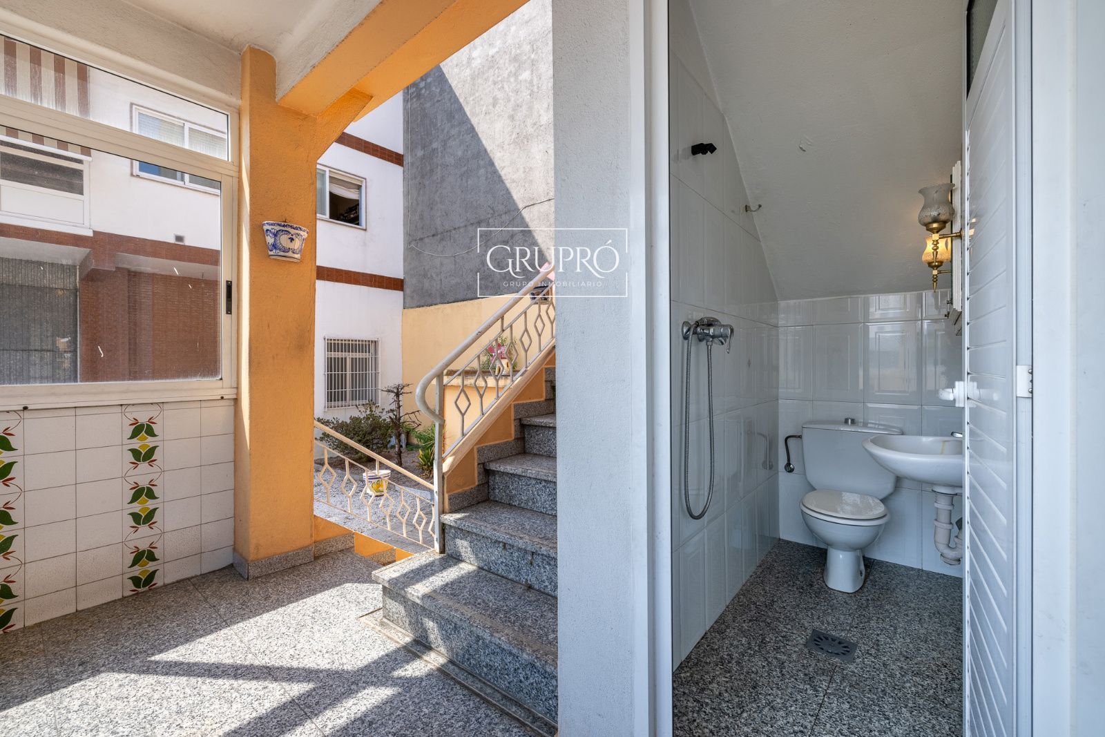 CASA EN VENTA EN VIGO CON TODOS LOS SERVICIOS DE PRIMERA NECESIDAD A MANO