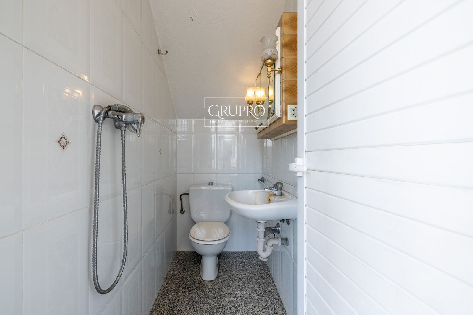 CASA EN VENTA EN VIGO CON TODOS LOS SERVICIOS DE PRIMERA NECESIDAD A MANO