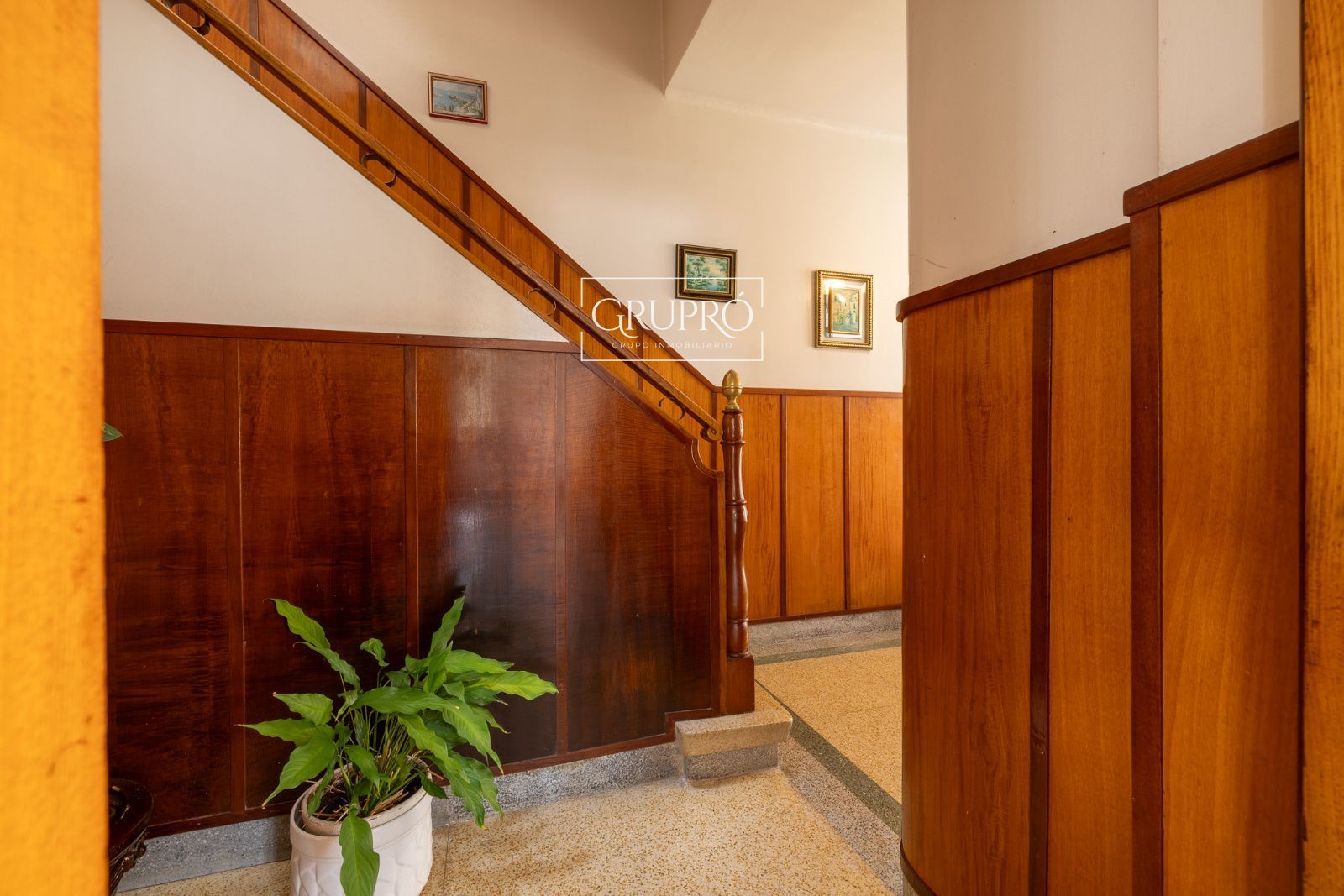 CASA EN VENTA EN VIGO CON TODOS LOS SERVICIOS DE PRIMERA NECESIDAD A MANO