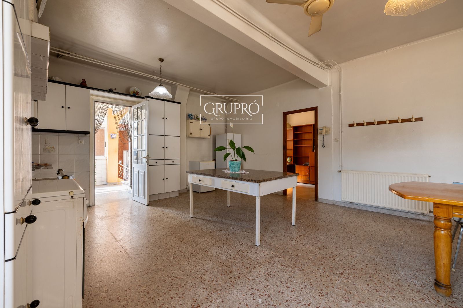CASA EN VENTA EN VIGO CON TODOS LOS SERVICIOS DE PRIMERA NECESIDAD A MANO