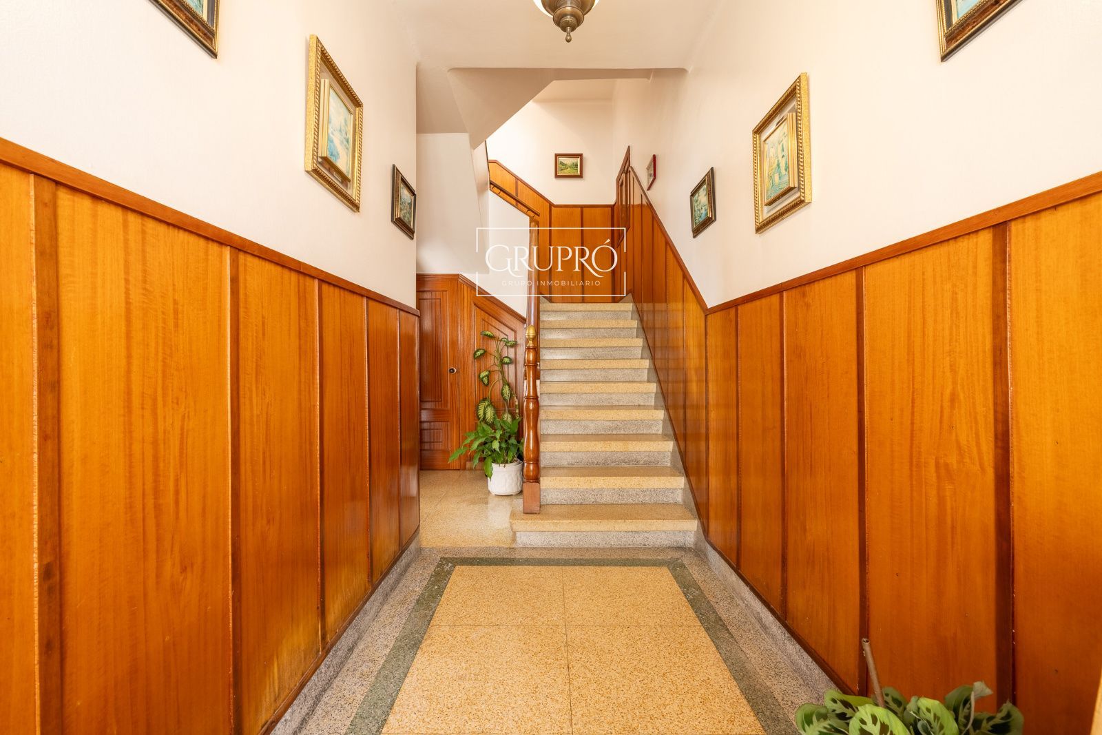 CASA EN VENTA EN VIGO CON TODOS LOS SERVICIOS DE PRIMERA NECESIDAD A MANO
