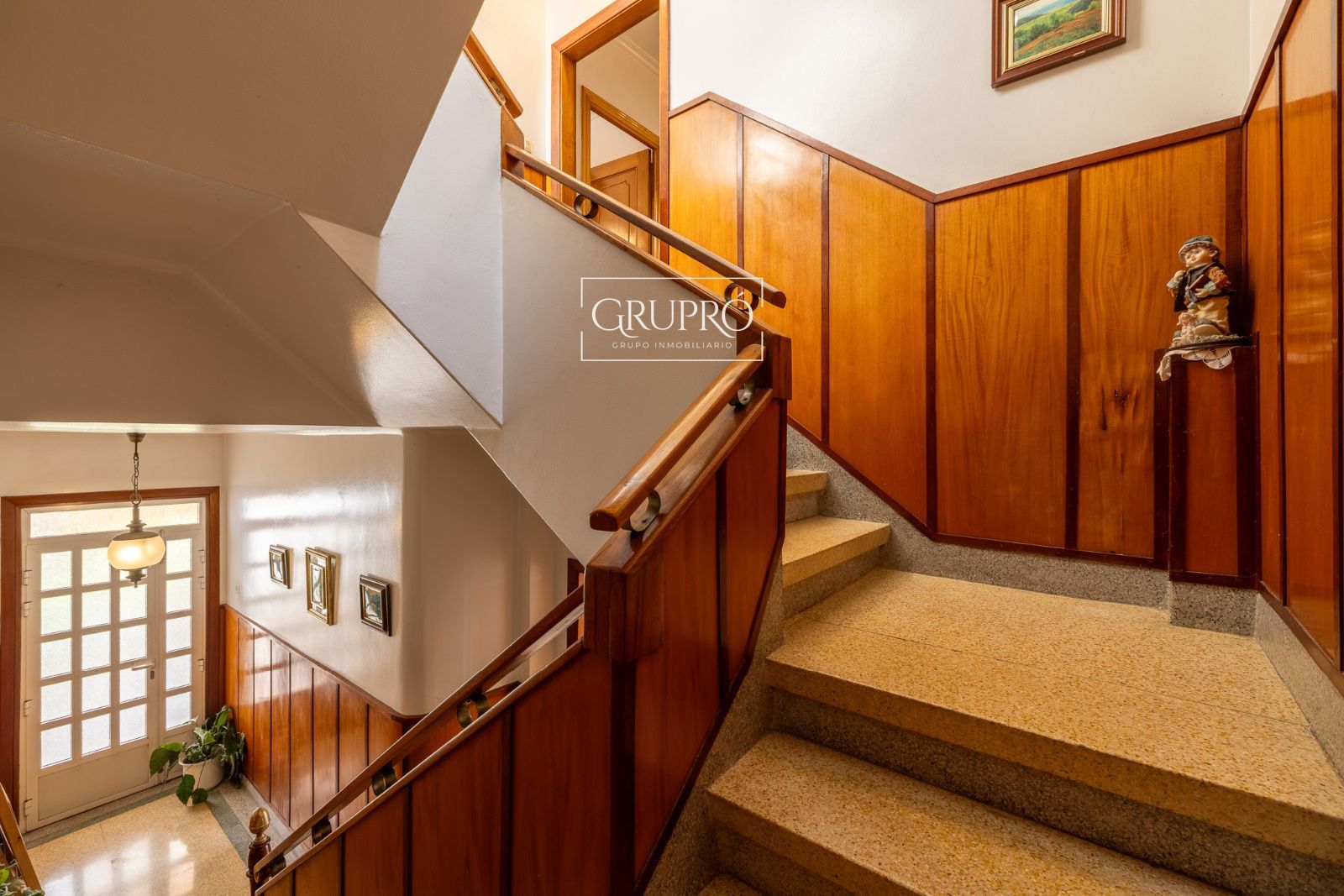 CASA EN VENTA EN VIGO CON TODOS LOS SERVICIOS DE PRIMERA NECESIDAD A MANO