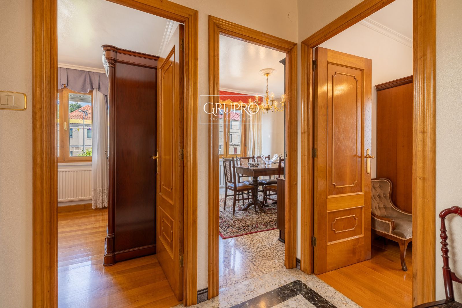 CASA EN VENTA EN VIGO CON TODOS LOS SERVICIOS DE PRIMERA NECESIDAD A MANO