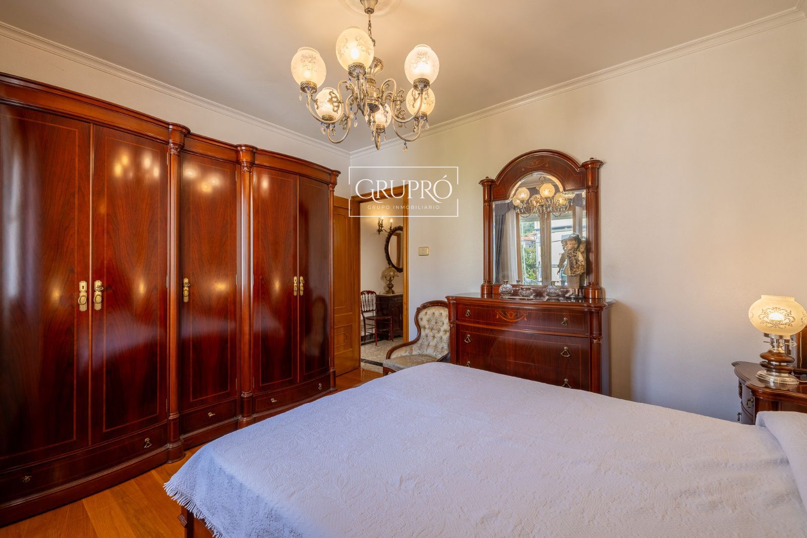 CASA EN VENTA EN VIGO CON TODOS LOS SERVICIOS DE PRIMERA NECESIDAD A MANO