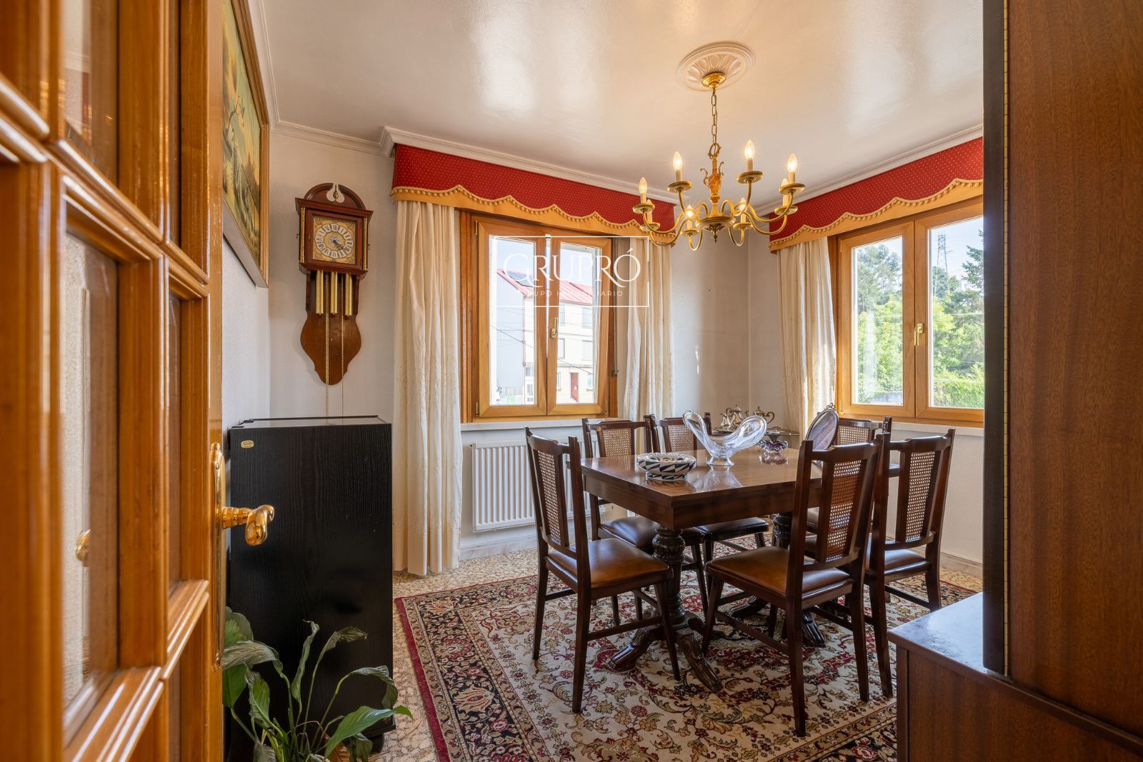 CASA EN VENTA EN VIGO CON TODOS LOS SERVICIOS DE PRIMERA NECESIDAD A MANO