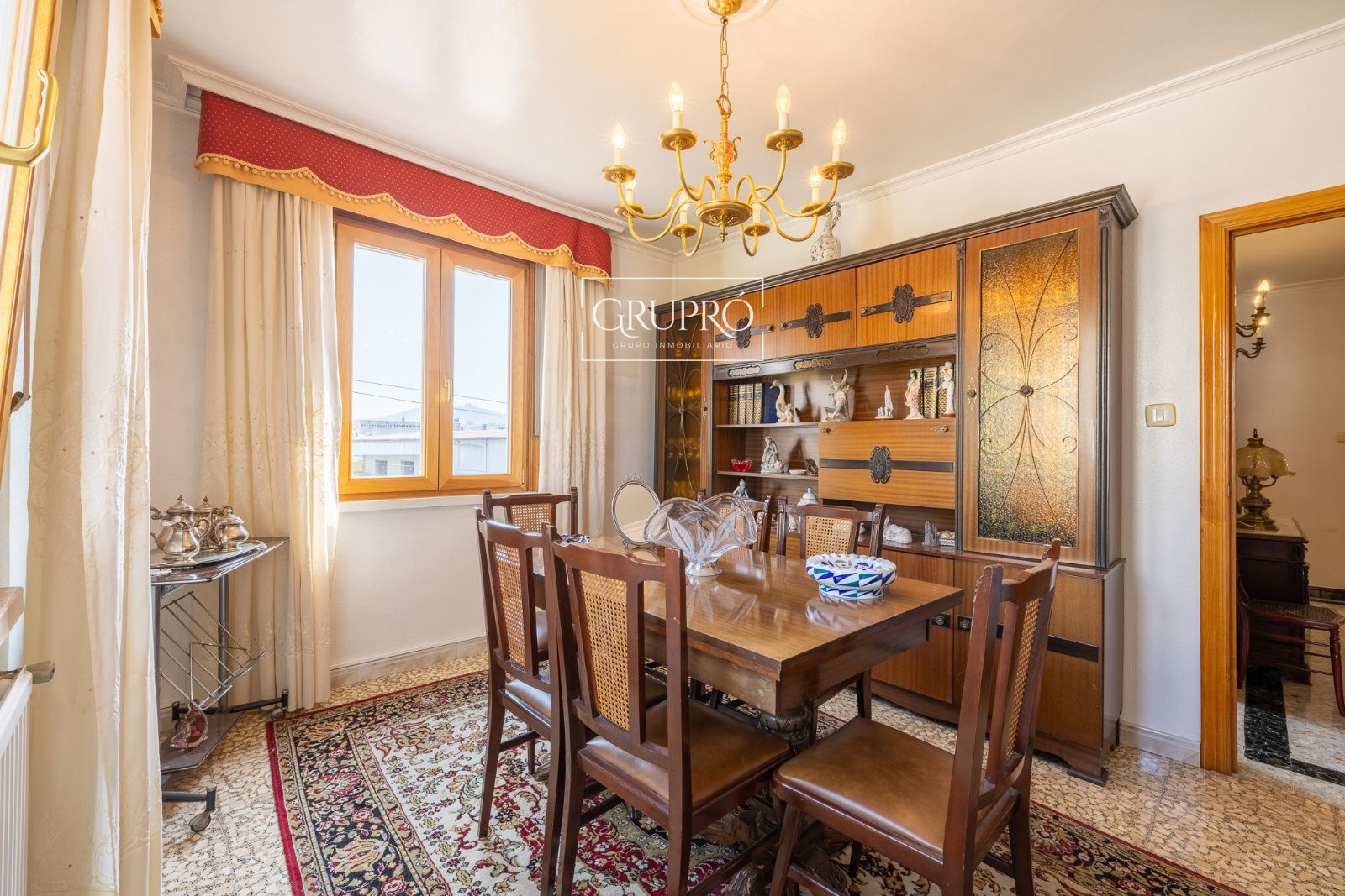 CASA EN VENTA EN VIGO CON TODOS LOS SERVICIOS DE PRIMERA NECESIDAD A MANO