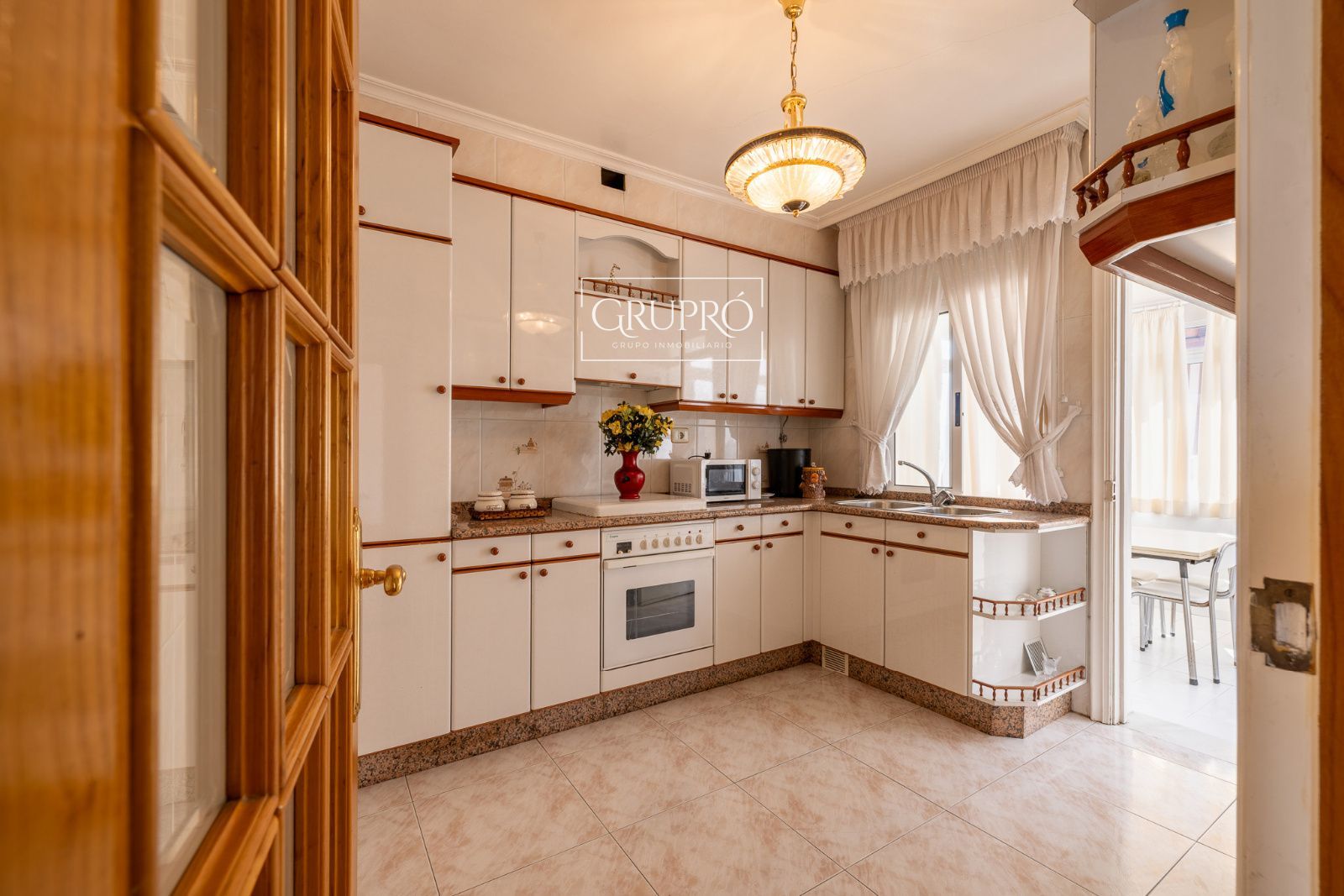CASA EN VENTA EN VIGO CON TODOS LOS SERVICIOS DE PRIMERA NECESIDAD A MANO