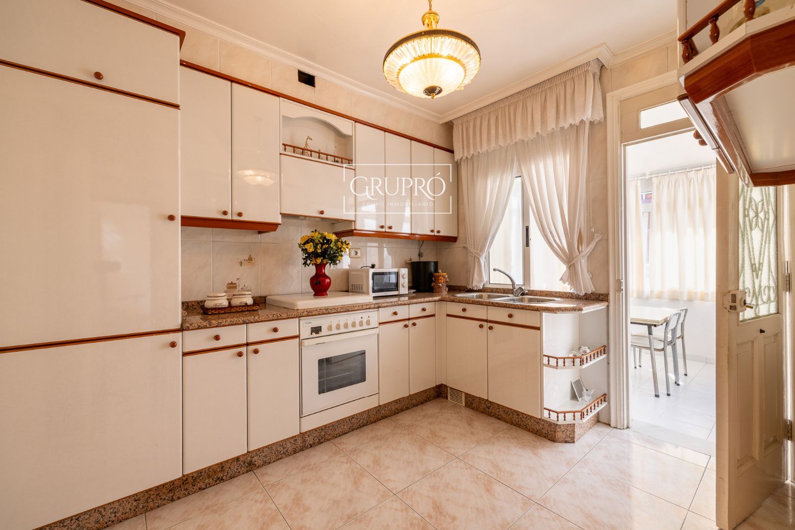 CASA EN VENTA EN VIGO CON TODOS LOS SERVICIOS DE PRIMERA NECESIDAD A MANO