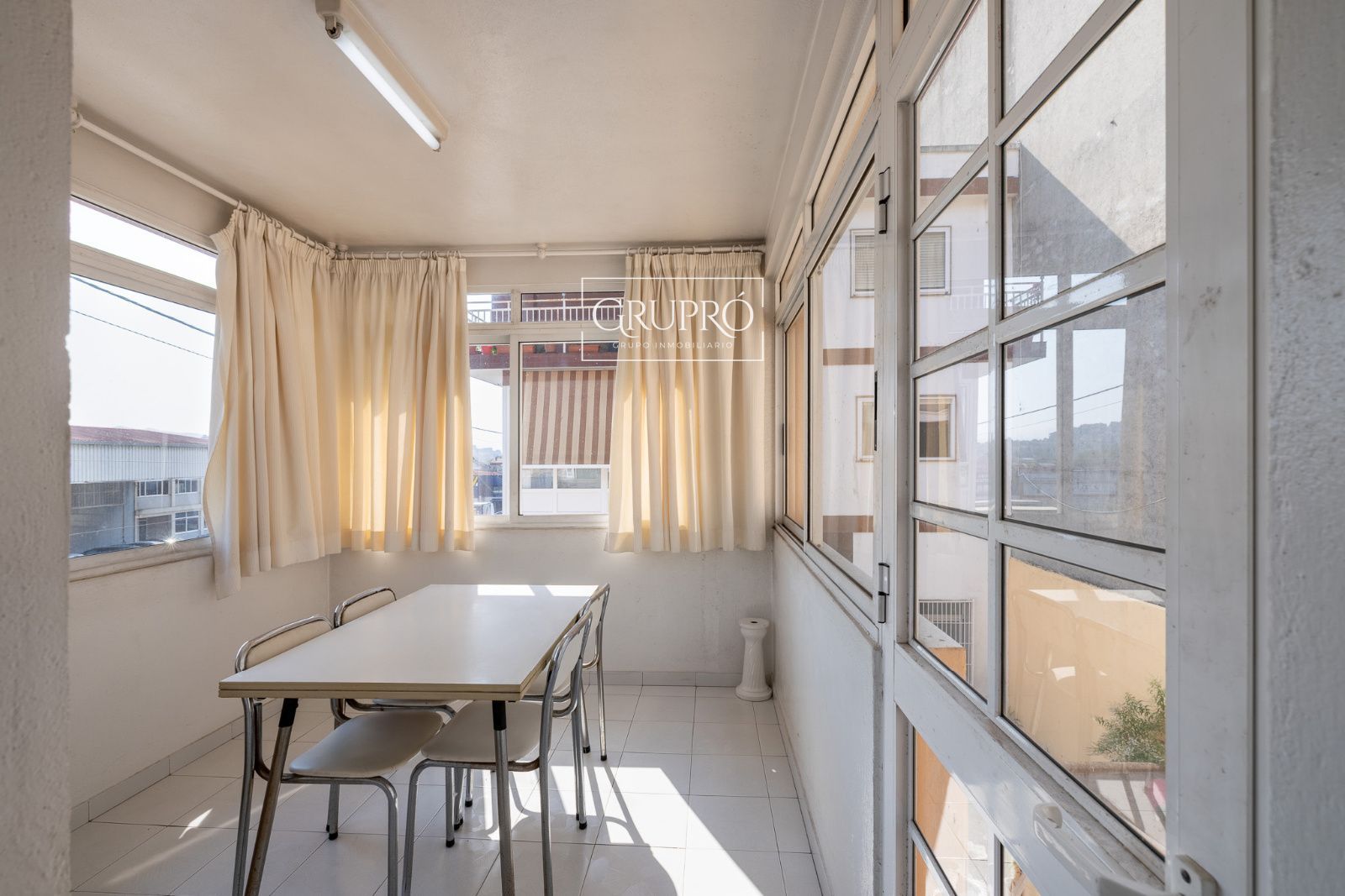 CASA EN VENTA EN VIGO CON TODOS LOS SERVICIOS DE PRIMERA NECESIDAD A MANO