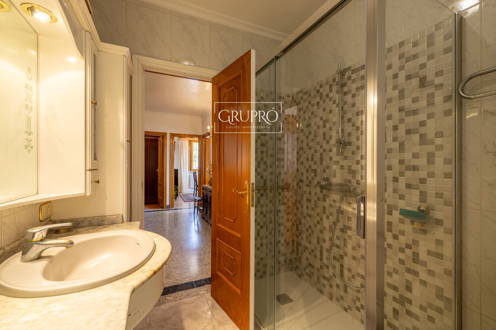 CASA EN VENTA EN VIGO CON TODOS LOS SERVICIOS DE PRIMERA NECESIDAD A MANO