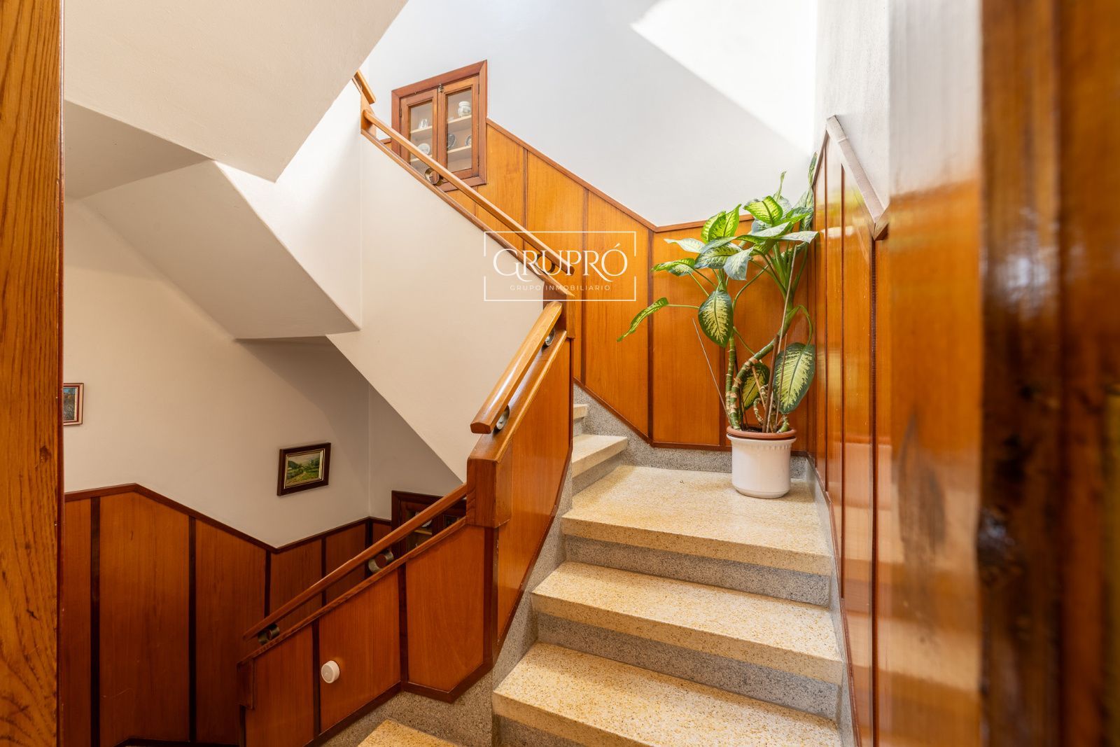 CASA EN VENTA EN VIGO CON TODOS LOS SERVICIOS DE PRIMERA NECESIDAD A MANO