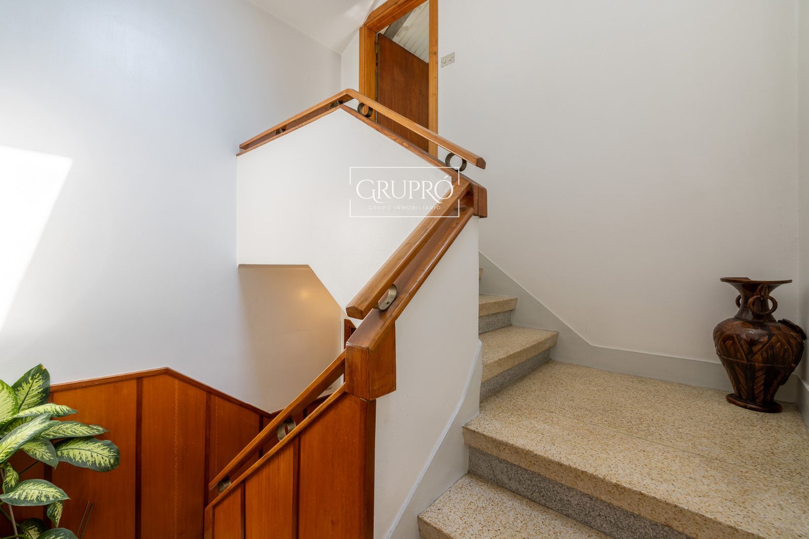 CASA EN VENTA EN VIGO CON TODOS LOS SERVICIOS DE PRIMERA NECESIDAD A MANO