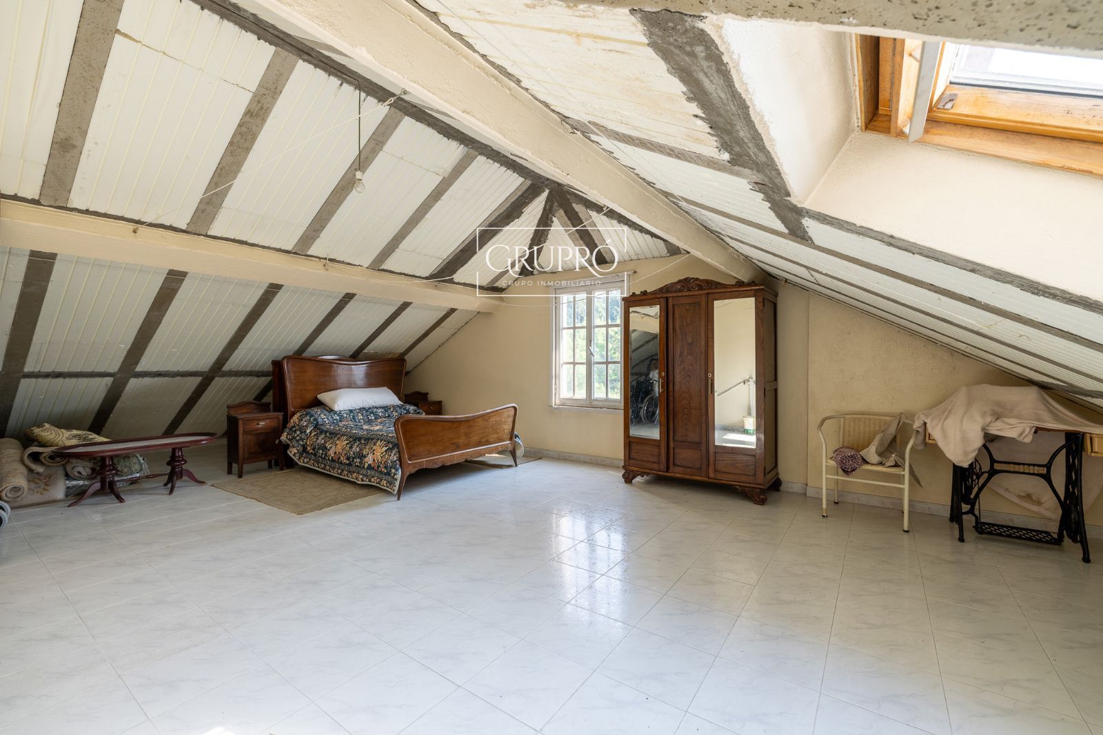 CASA EN VENTA EN VIGO CON TODOS LOS SERVICIOS DE PRIMERA NECESIDAD A MANO