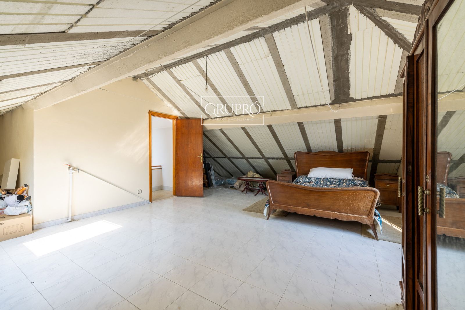 CASA EN VENTA EN VIGO CON TODOS LOS SERVICIOS DE PRIMERA NECESIDAD A MANO