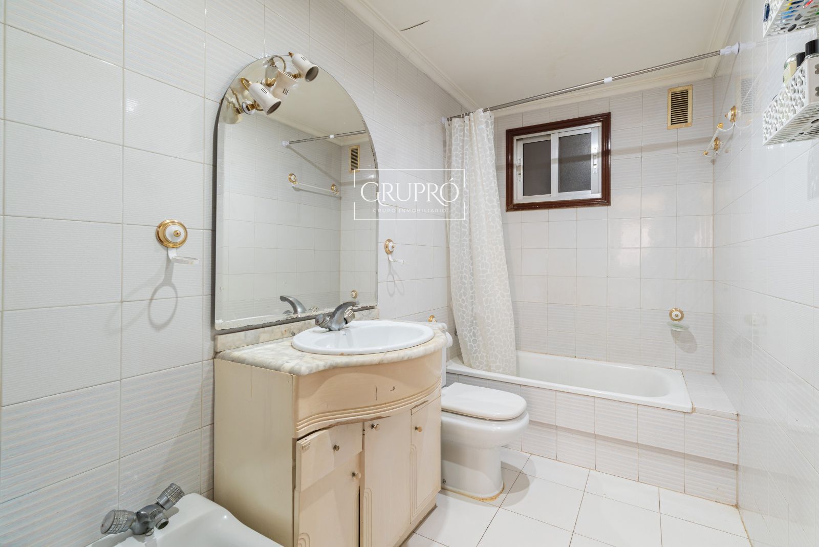 PISO DE 4 HABITACIONES CON GARAJE AL LADO DE PLAZA ELÍPTICA