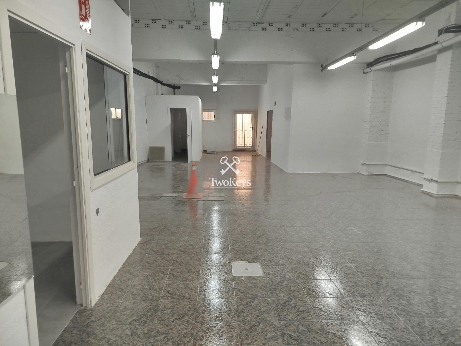 Local Comercial en venta Badalona, Barcelona. Ref: 2376. TwoKeys