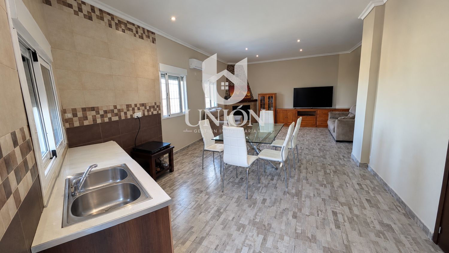 CASA EN ZONA 