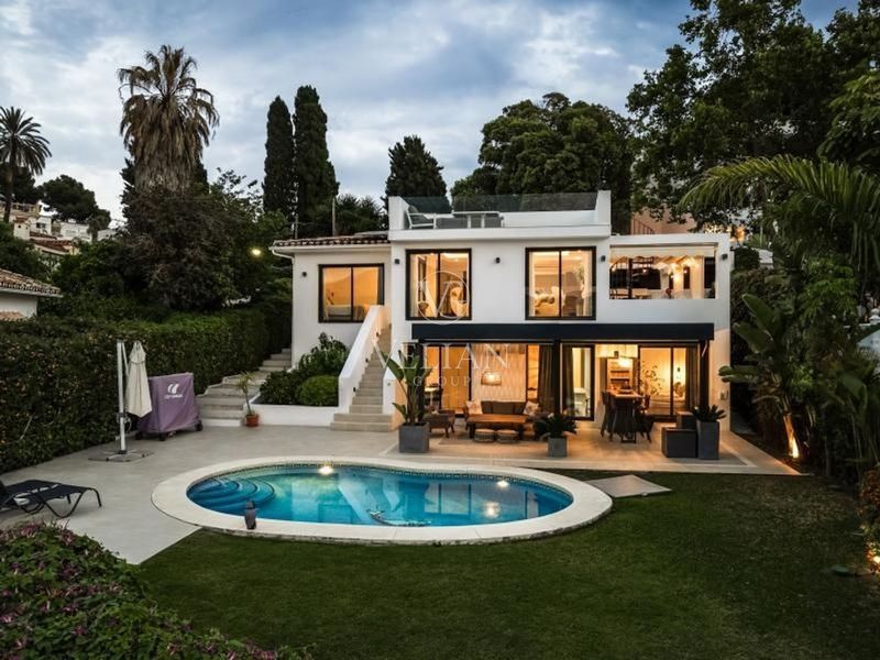 Chalet Independiente en venta Marbella, Málaga. Ref: 2045. Velian Group