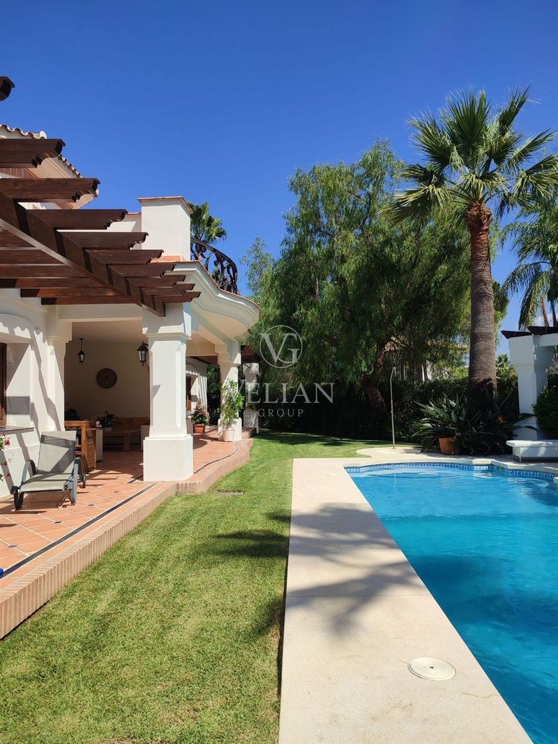 Chalet Independiente en venta Marbella, Málaga. Ref: 2056. Velian Group