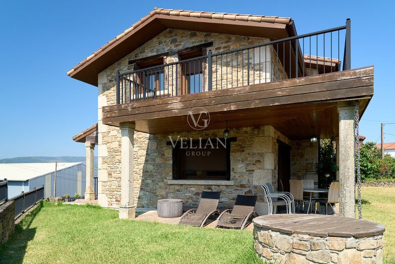 Chalet Independiente en venta Vilaboa, Pontevedra. Ref: 2150. Velian Group