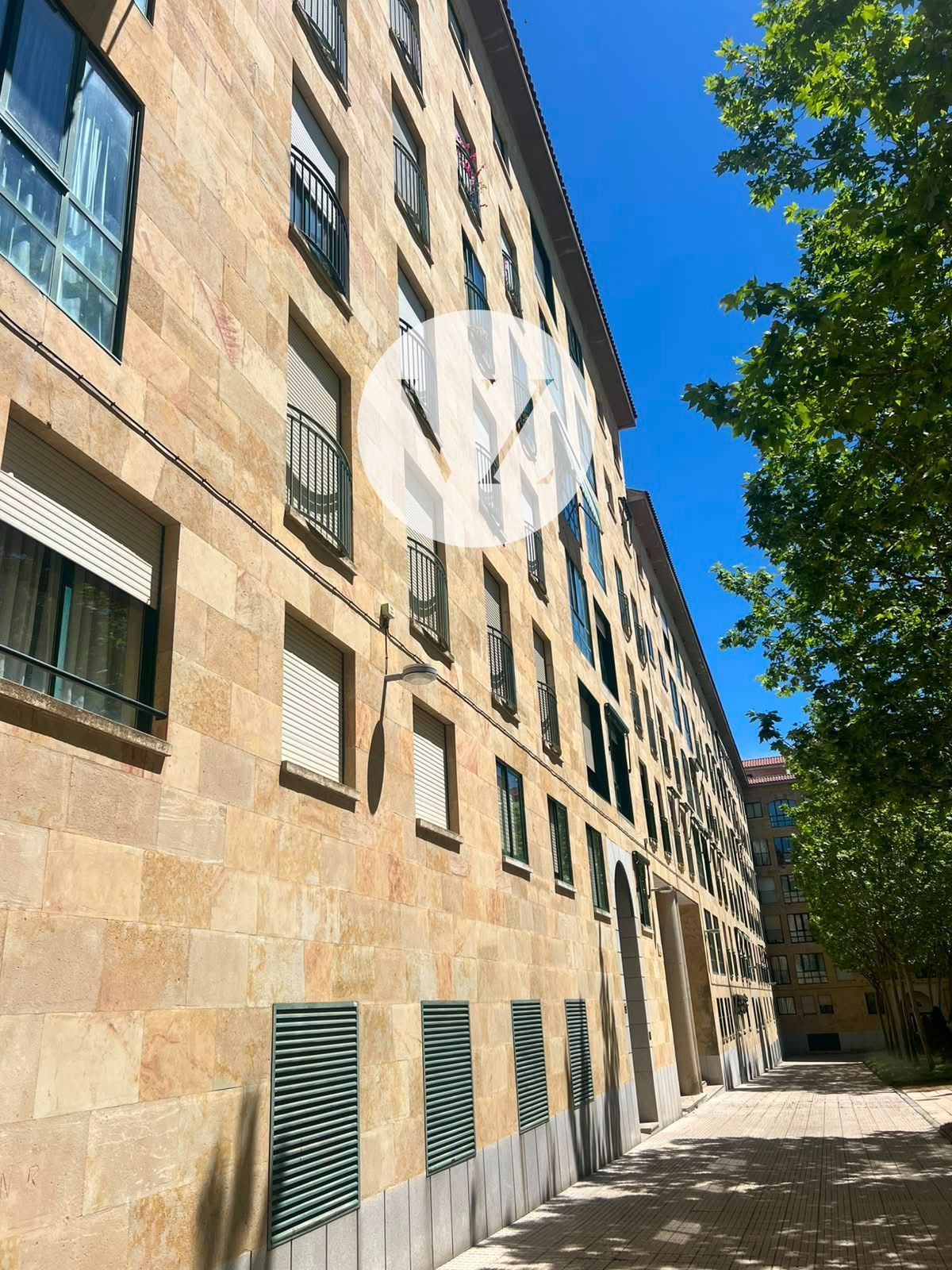 FACHADA - ¡PISO EN VENTA CON GARAJE INCLUIDO Y EXCELENTE UBICACIÓN EN SALAMANCA!