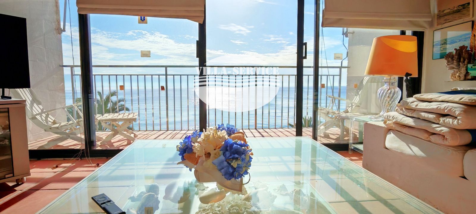 Piso en primera línea de playa con vistas frontales al mar