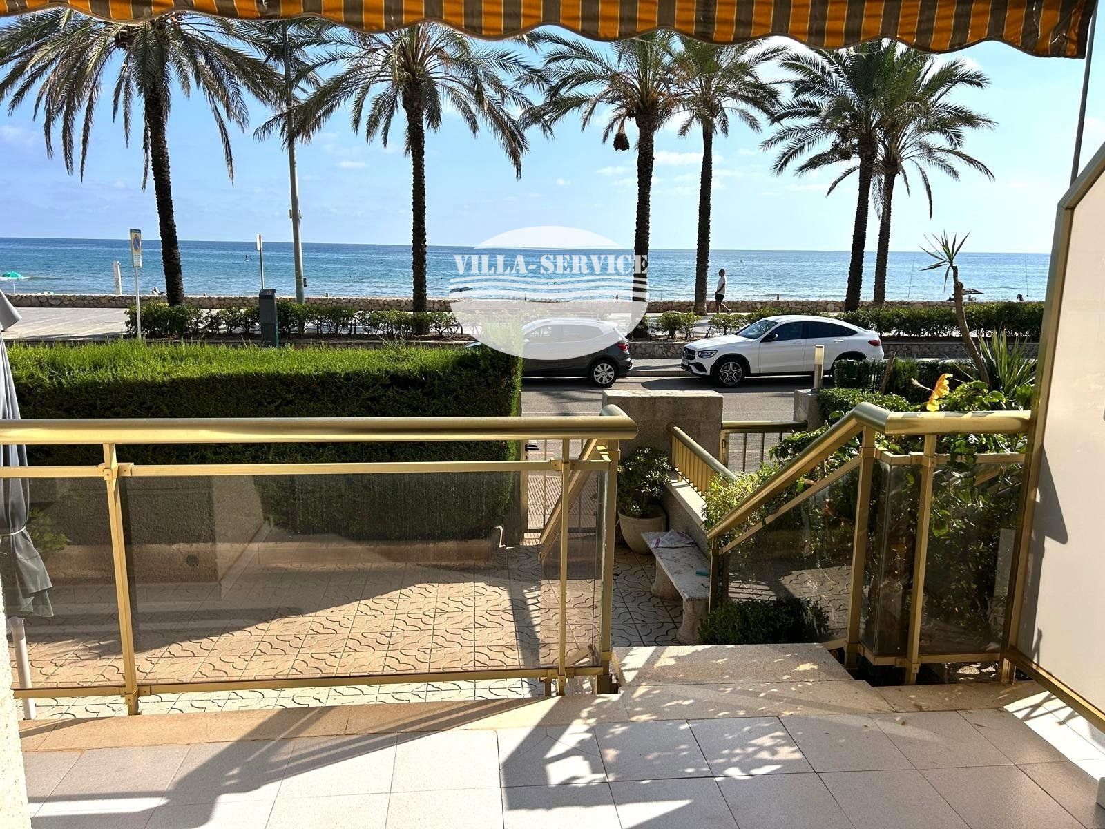 Planta baja con jardín en primea línea de mar