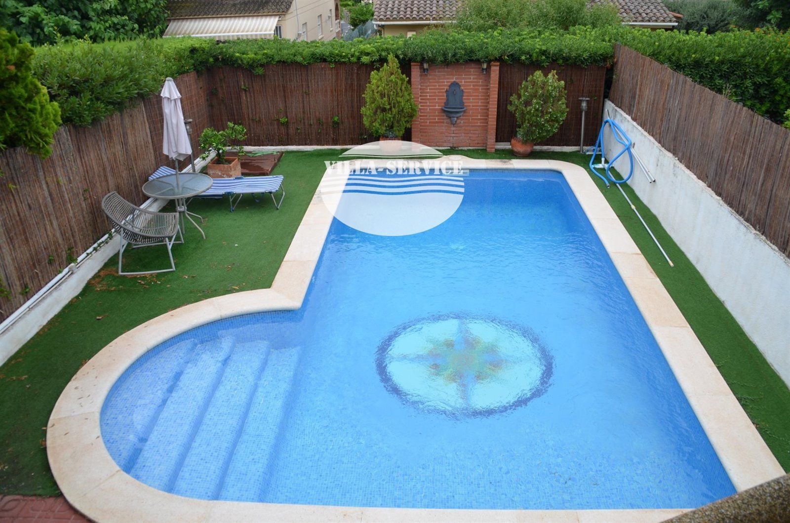 Casa adosada esquinera a tres minutos de todos los servicios