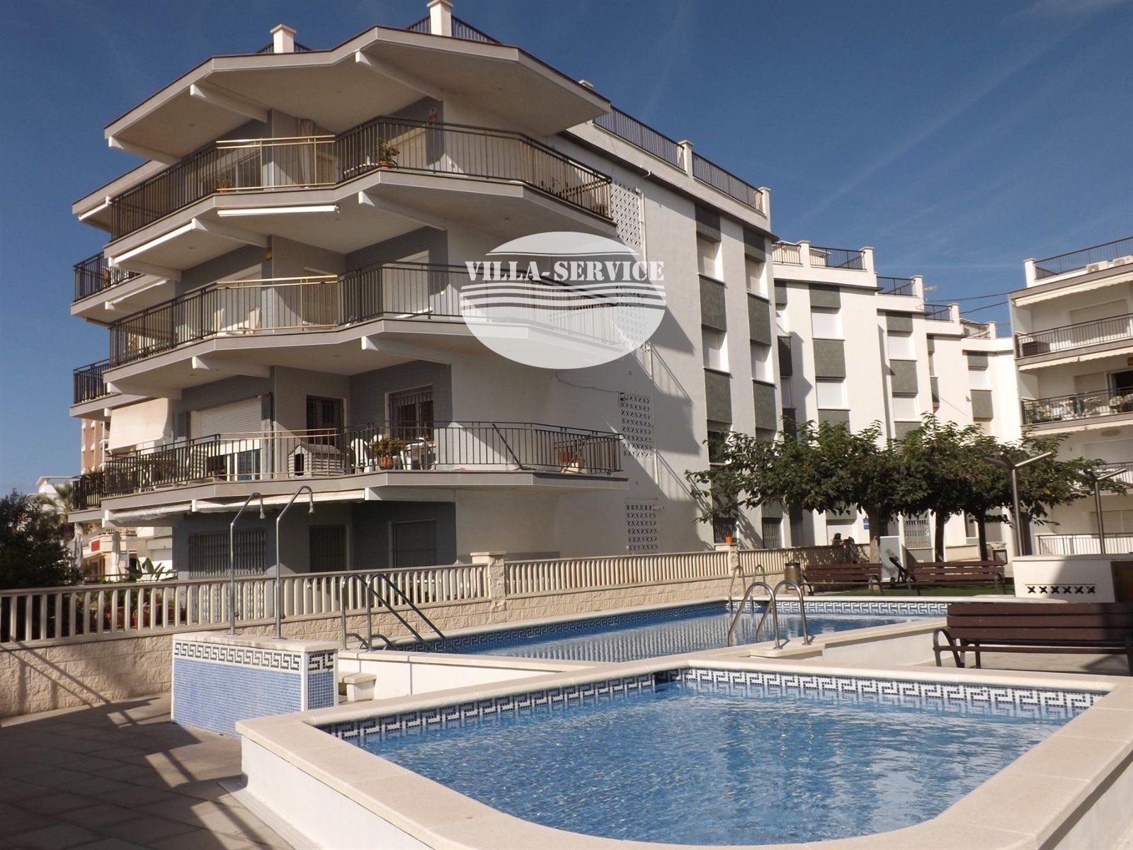 Exclusivo refugio semi-reformado en primera línea lateral al Mediterráneo.