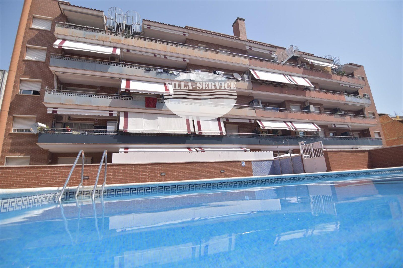 Moderno Piso Seminuevo en El Vendrell con Piscina y Amplia Terraza