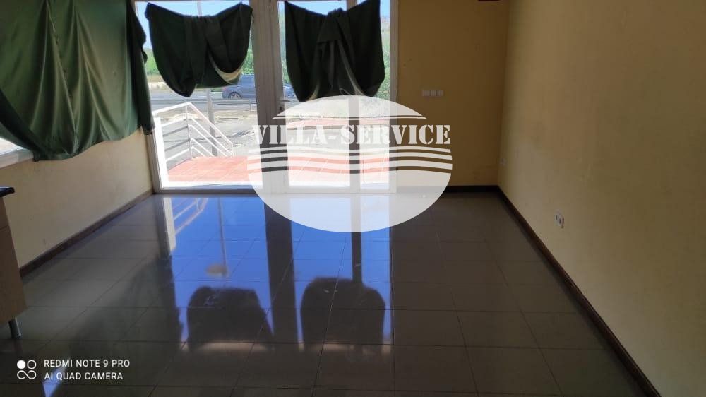 image Encantador Local Comercial a Pie de Calle con Terraza 1