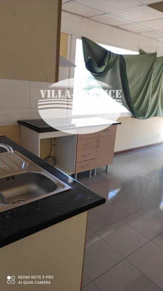 image Encantador Local Comercial a Pie de Calle con Terraza 9