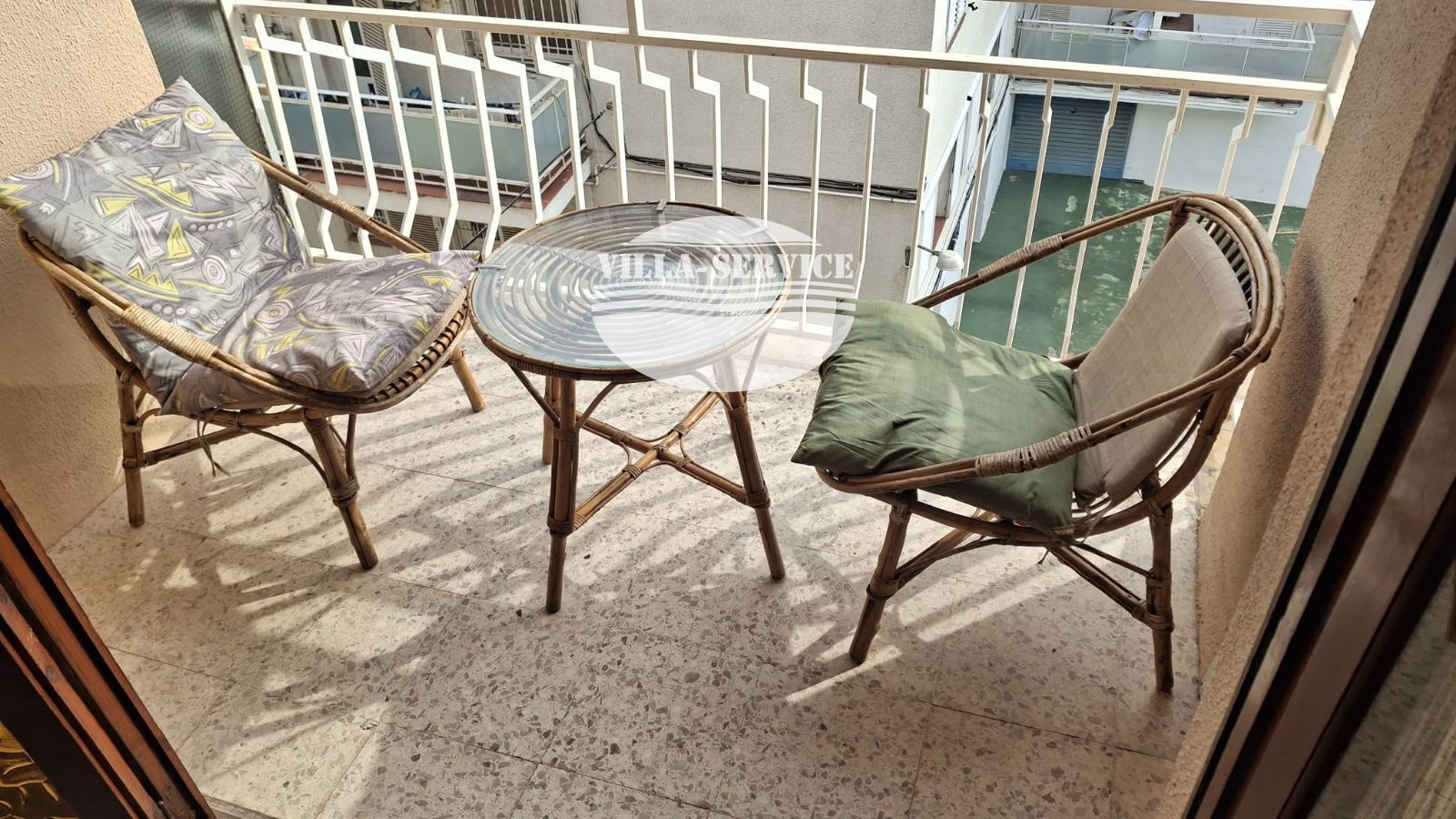 ESTUDIO EN COMA-RUGA, CERCA DE LA  PLAYA.