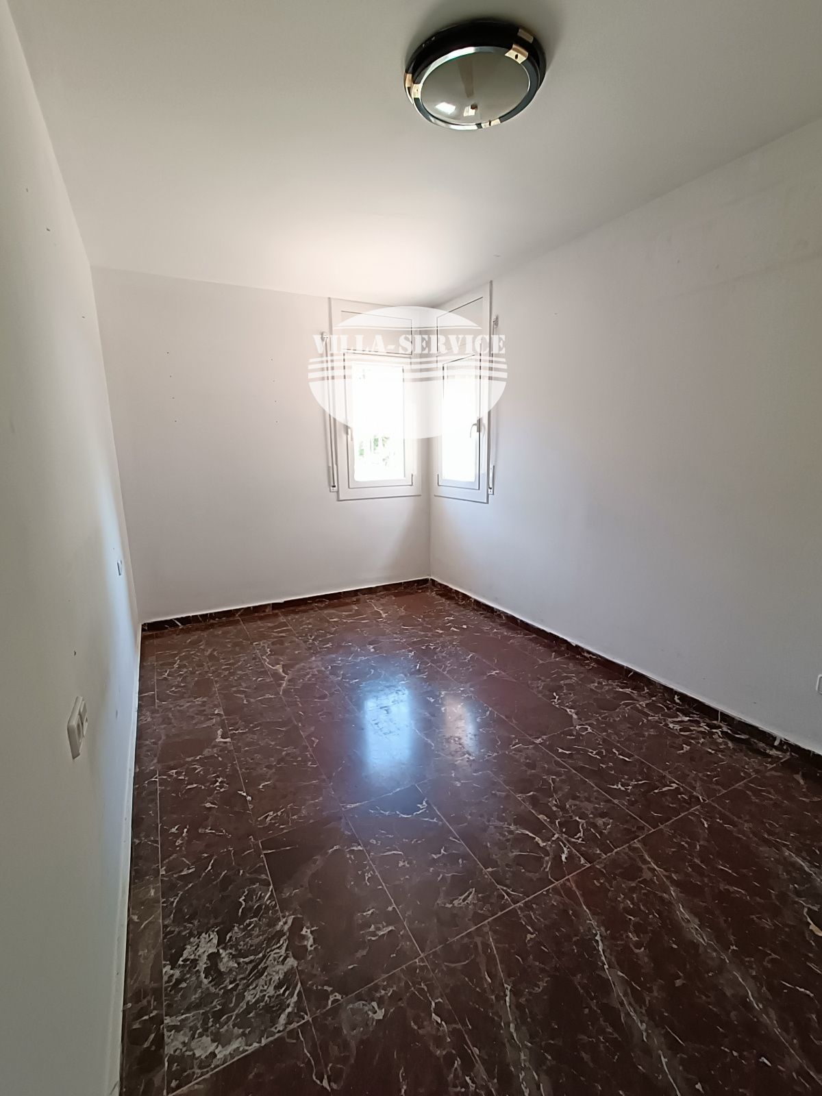 image Amplia planta baja cerca de todos los servicios 23