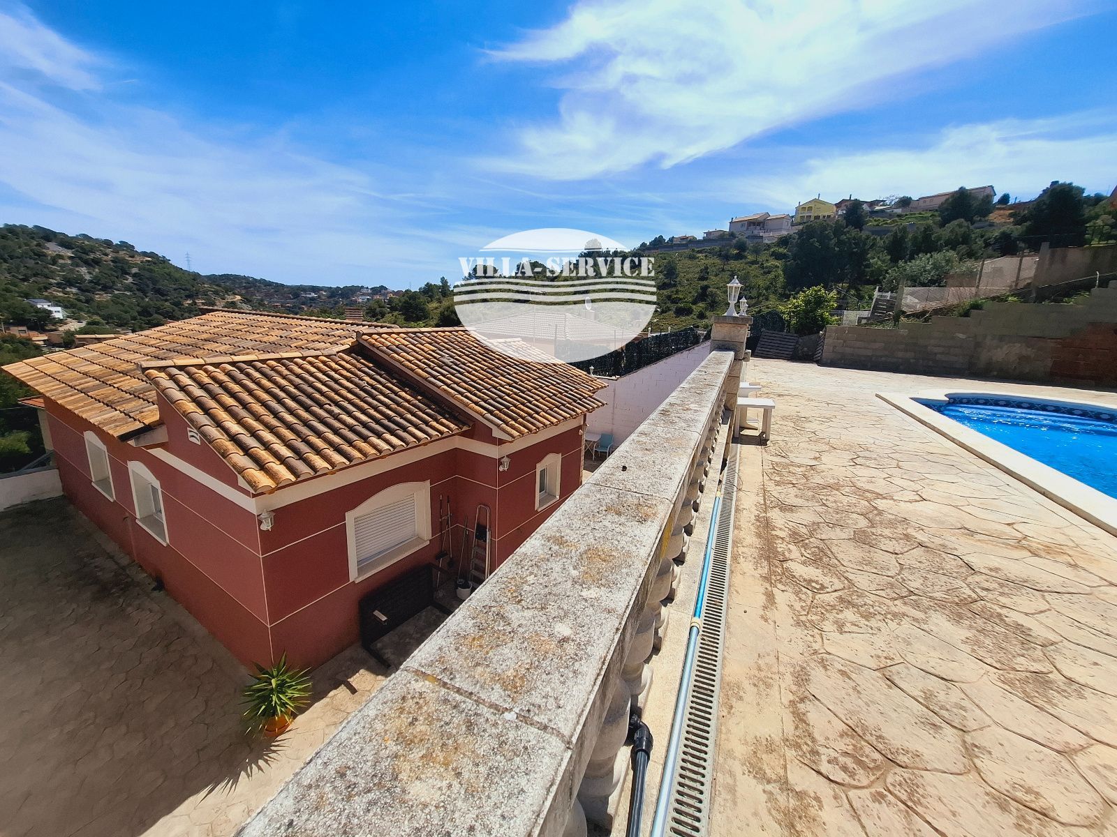 CHALET INDPENDIENTE CON PANORÁMICAS VISTAS EN URB. LOS JARDINES DE CASTELLET