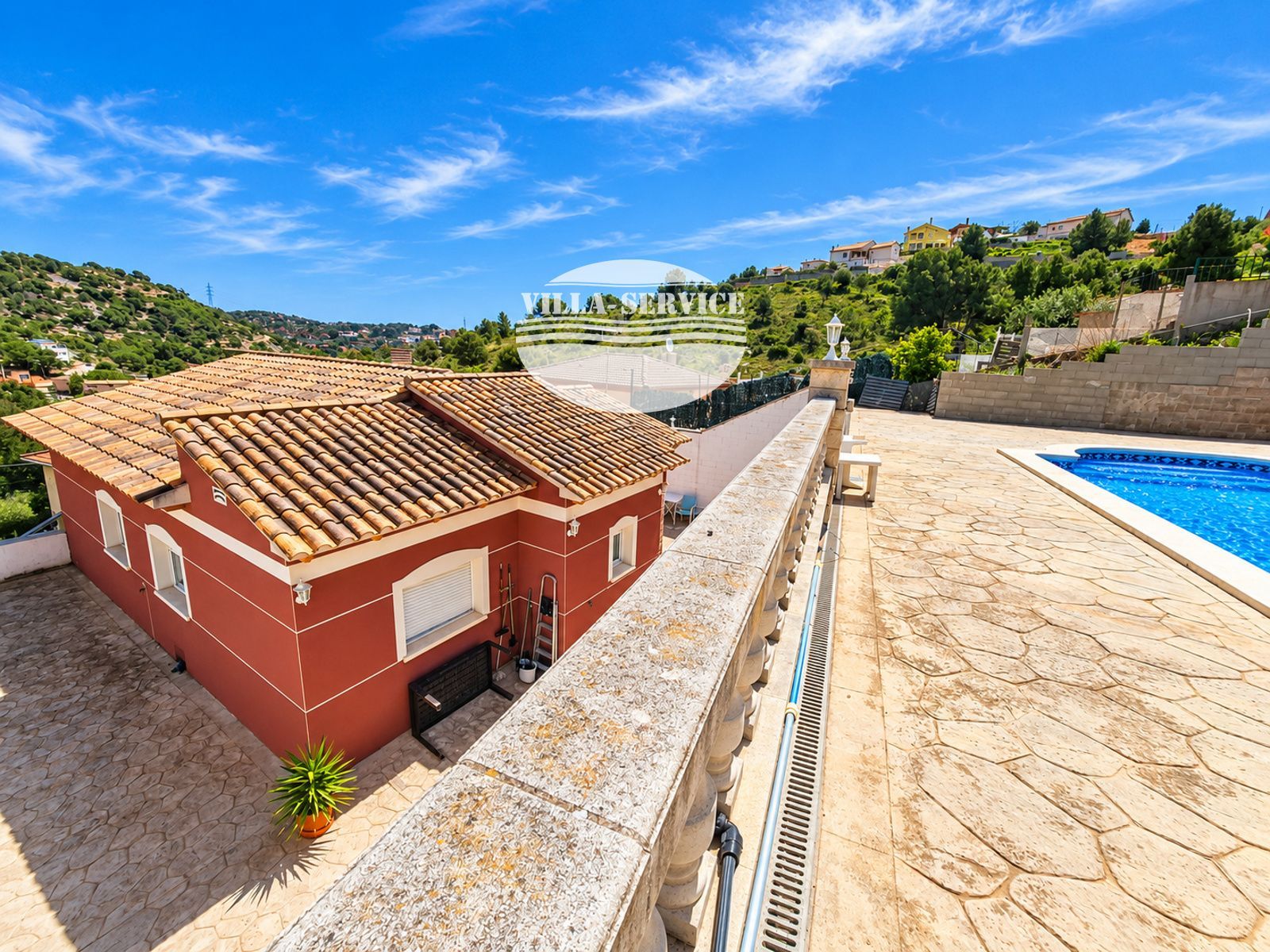 CHALET INDPENDIENTE CON PANORÁMICAS VISTAS EN URB. LOS JARDINES DE CASTELLET