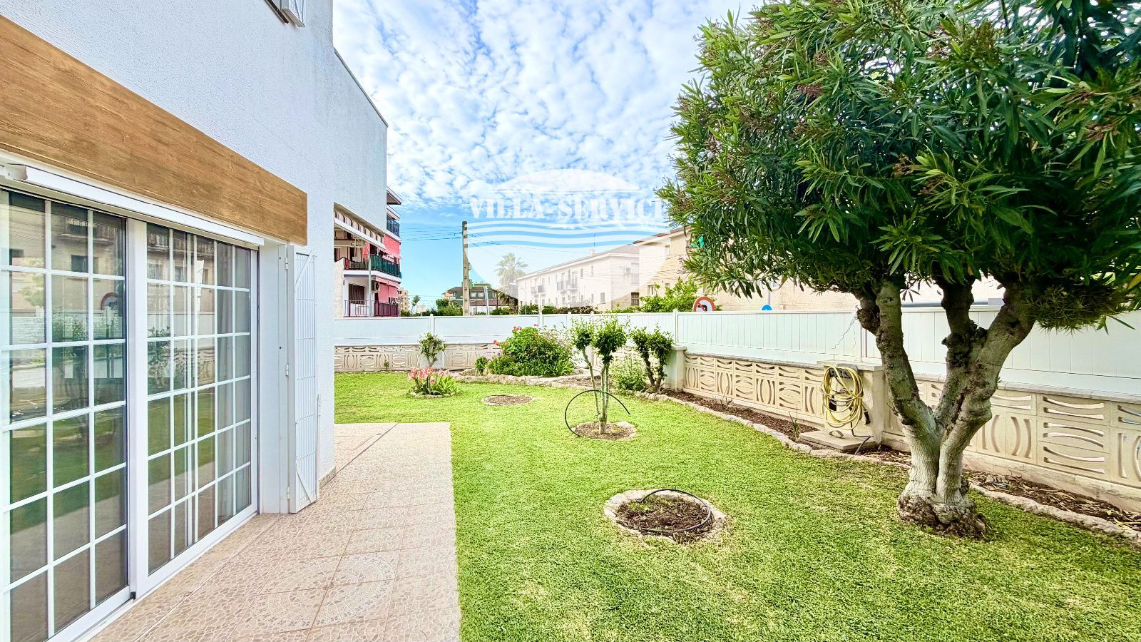 image ADOSADA ESQUINERA CON JARDIN, A 250 M DE LA PLAYA EN CUNIT 4