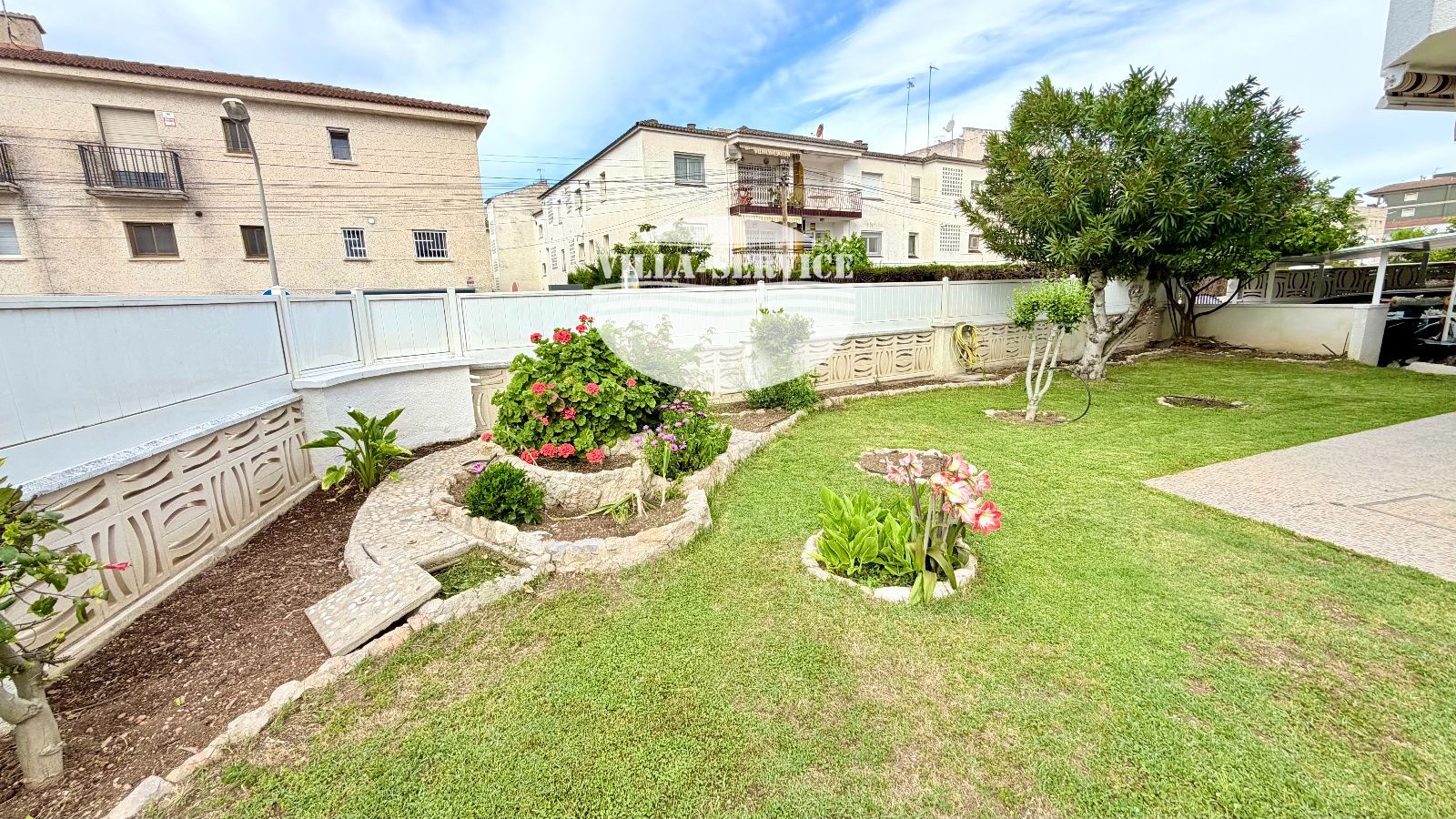 image ADOSADA ESQUINERA CON JARDIN, A 250 M DE LA PLAYA EN CUNIT 3