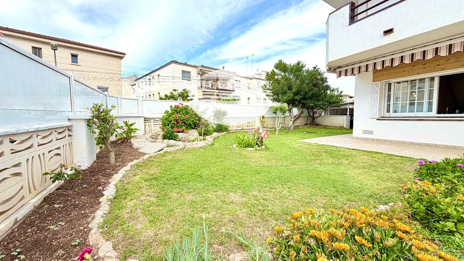 image ADOSADA ESQUINERA CON JARDIN, A 250 M DE LA PLAYA EN CUNIT 2