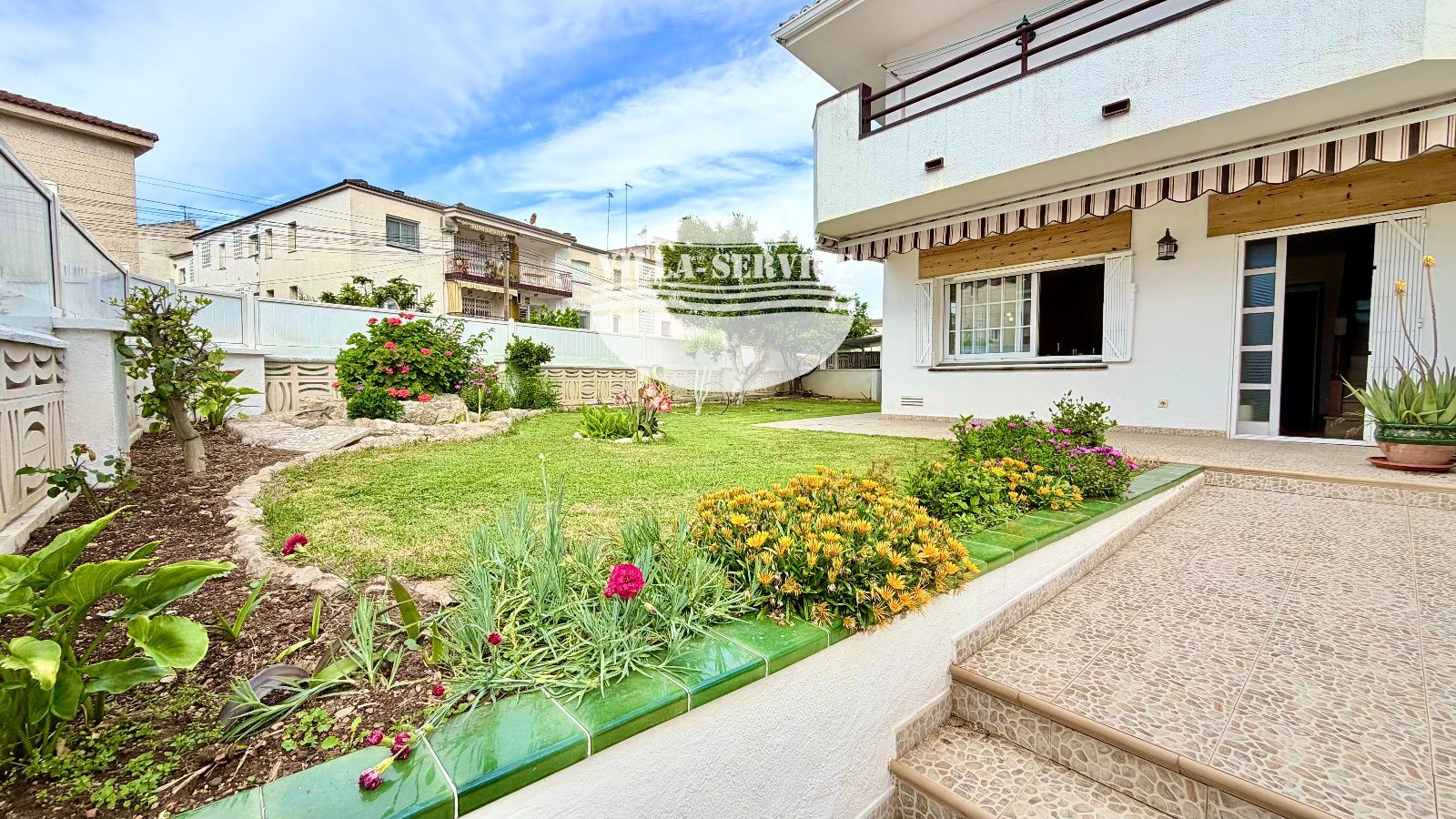 ADOSADA ESQUINERA CON JARDIN, A 250 M DE LA PLAYA EN CUNIT