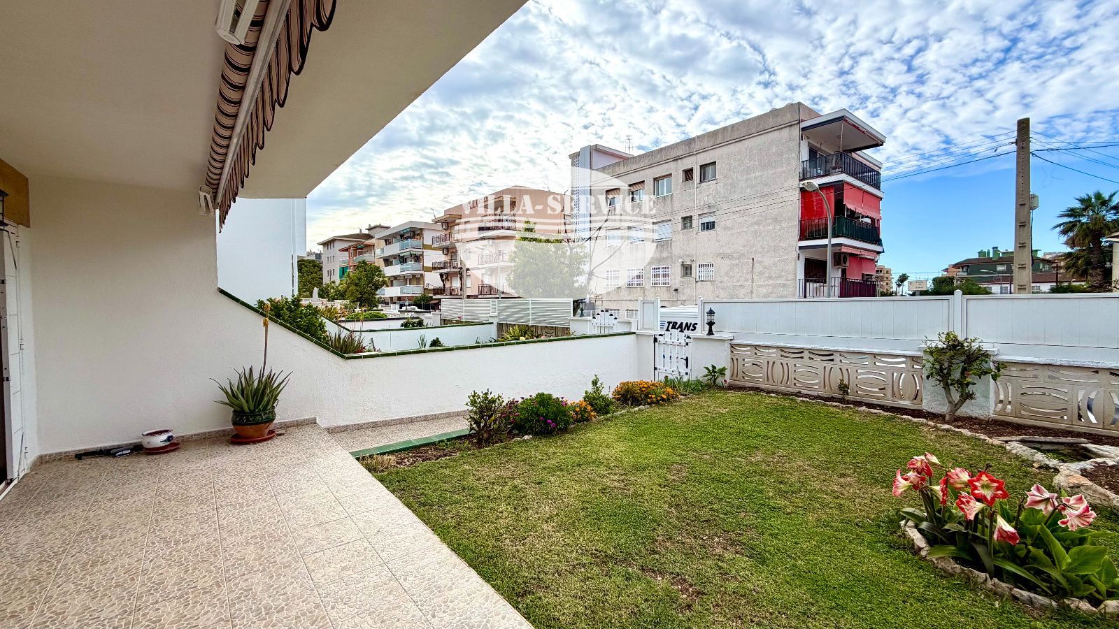 image ADOSADA ESQUINERA CON JARDIN, A 250 M DE LA PLAYA EN CUNIT 8