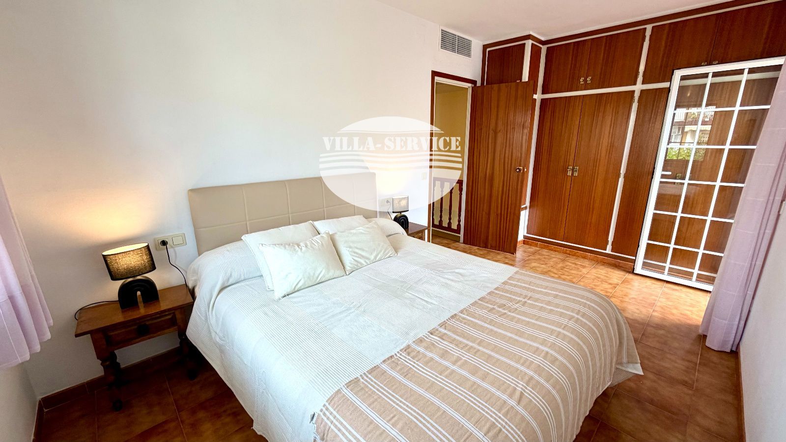 image ADOSADA ESQUINERA CON JARDIN, A 250 M DE LA PLAYA EN CUNIT 30
